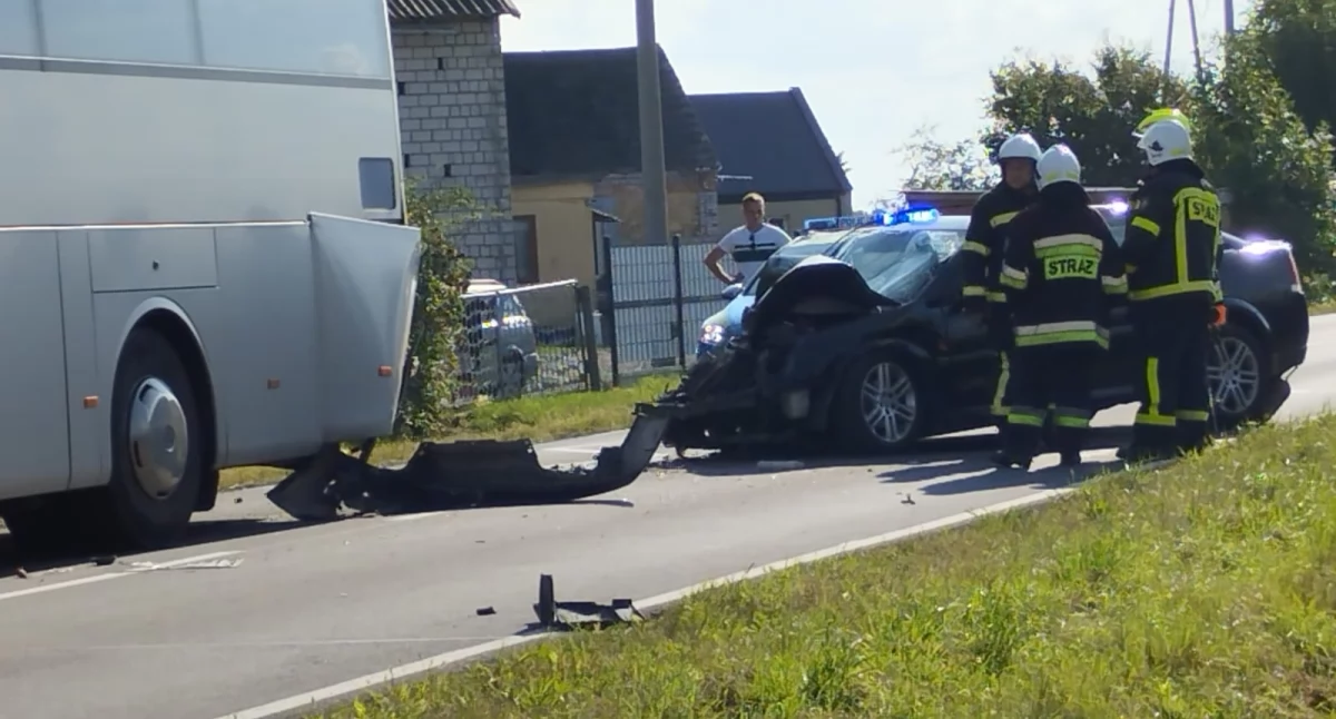 Zderzenie osobówki z autobusem pod Wieluniem
