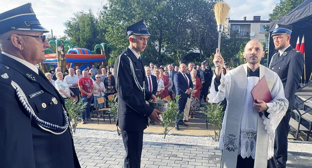 Uroczyste przekazanie i poświęcenie zmodernizowanej remizy OSP w Komornikach za nami. Mieszkańcy świętowali także zakończenie przebudowy drogi