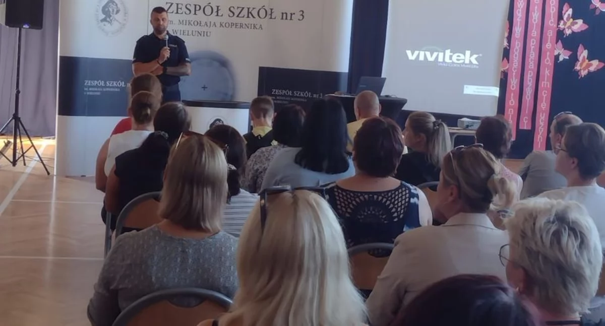 Policyjne spotkania z rodzicami - funkcjonariusze zwracają uwagę na niebezpieczne sytuacje dla uczniów