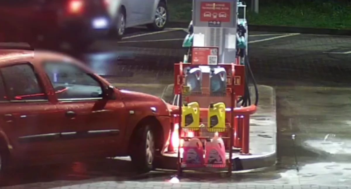 Pijany nieomal wjechał w dystrybutor paliwa. Później próbował przekupić policjantów
