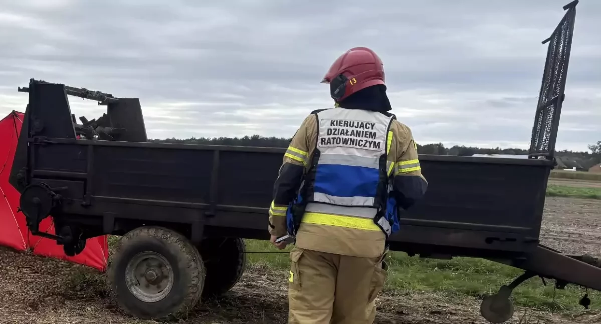 Tragedia podczas prac na polu! 76-latek wciągnięty przez maszynę