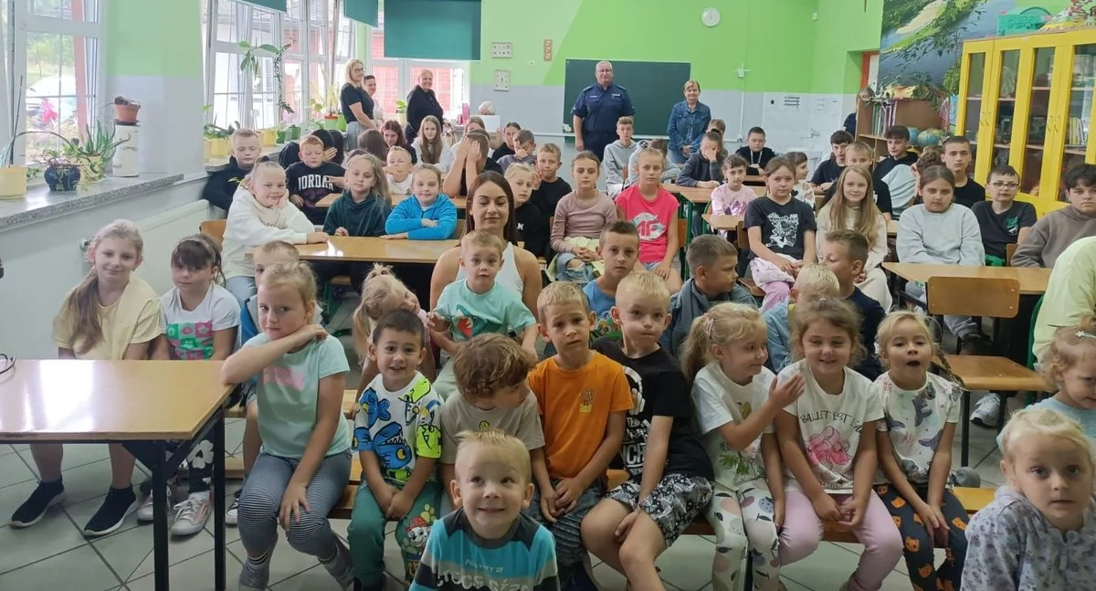 Spotkanie dzielnicowego z uczniami - głównym tematem było bezpieczeństwo na drodze 