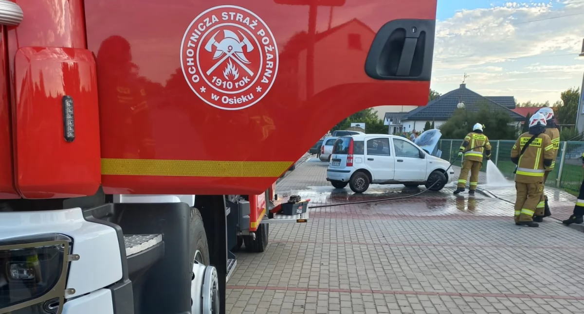 Pożar fiata na parkingu - co było przyczyną?