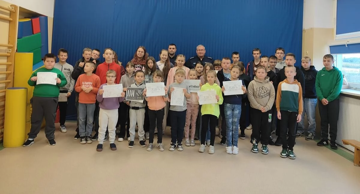 Dzielnicowi z Osjakowa odwiedzają uczniów - opowiadają o zagrożeniach na drodze 