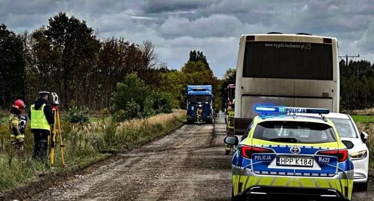 Wypadek z udziałem autokaru, busa i osobówki