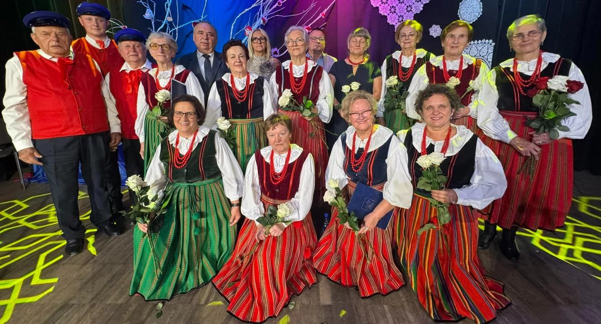 Zespół śpiewaczy Nadwarcianki z Konopnicy i sala wypełniona publicznością