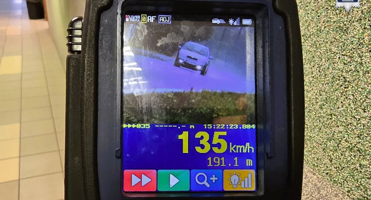 Pędził ponad 130 km/h w obszarze zabudowanym! Na dodatek uciekał przed policją, bo nie miał prawa jazdy