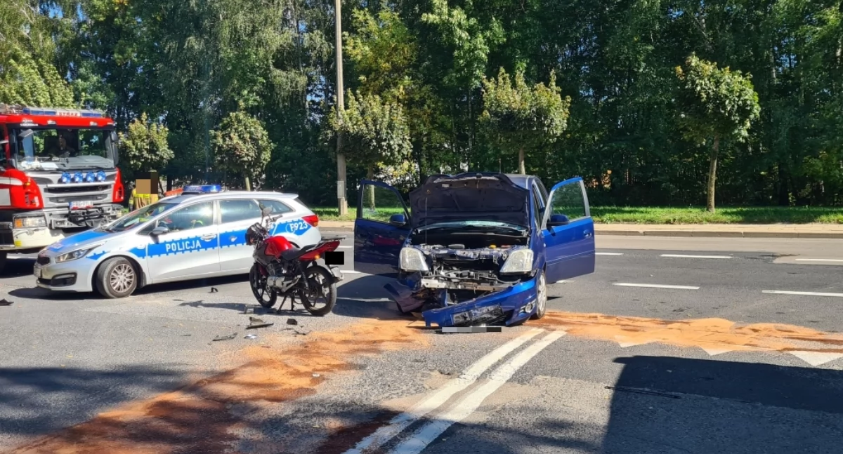 Zderzenie trzech pojazdów na skrzyżowaniu - 44-latka wymusiła pierwszeństwo na motocykliście