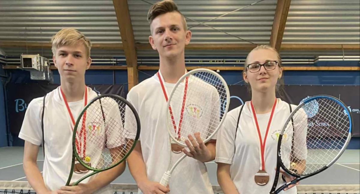 Tenisiści z Wielunia lubią brąz – uczniowie Zespołu Szkół Specjalnych z medalami w Bydgoszczy