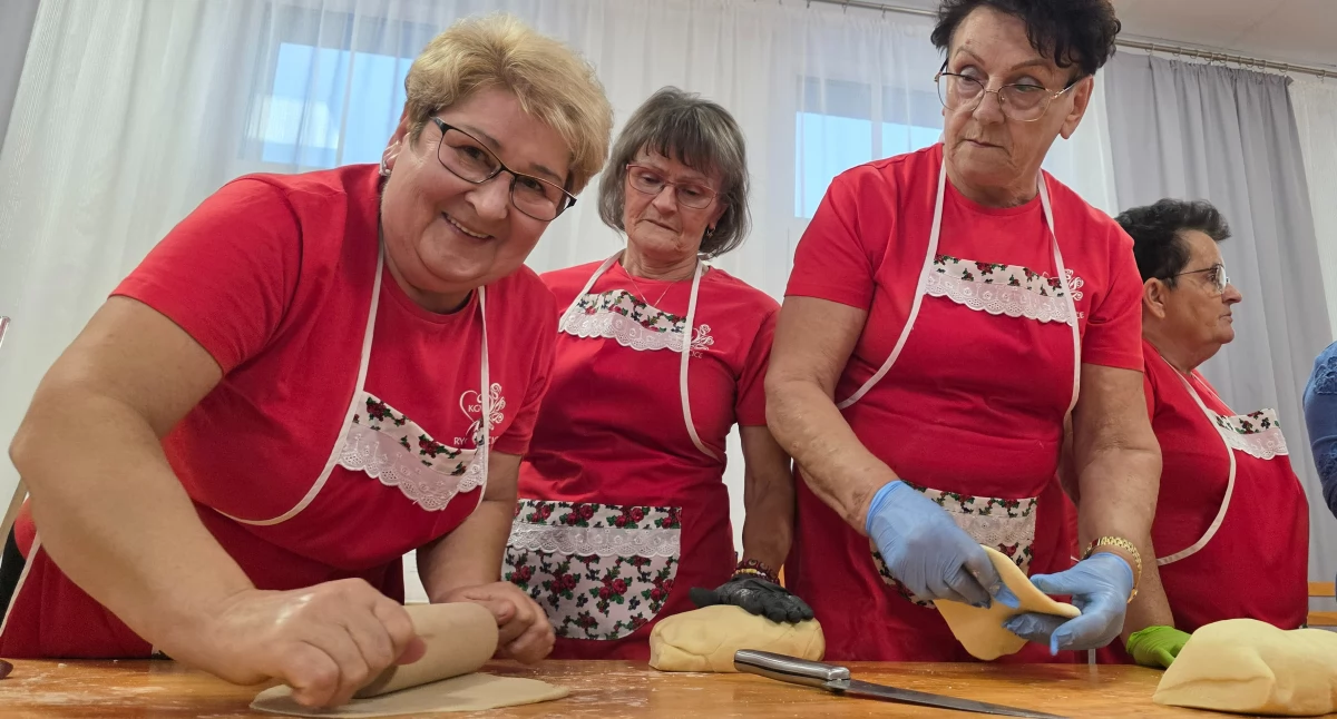 Lepienie pierogów i więzi: warsztaty kulinarne w Rychłocicach