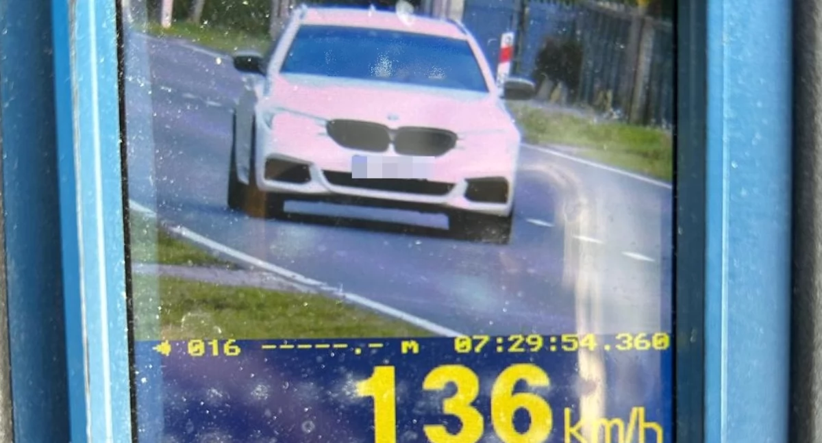 Pirat w BMW. Pędził 136 km/h w terenie zabudowanym!