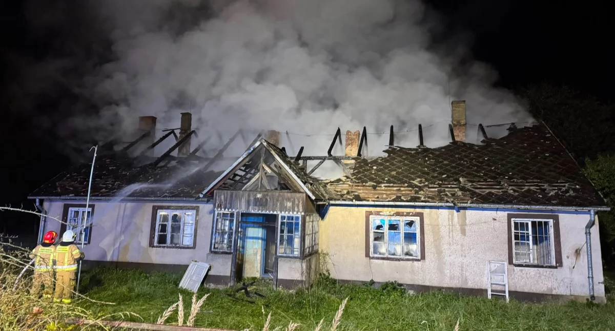Nocny pożar pustostanu w Kłobucku: Interweniowało pięć zastępów straży 