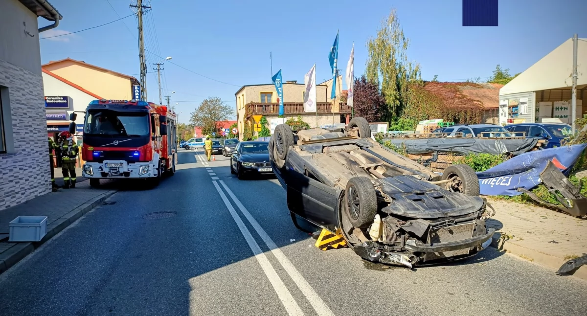 Dachowanie samochodu osobowego na ul. Piłsudskiego w Praszce