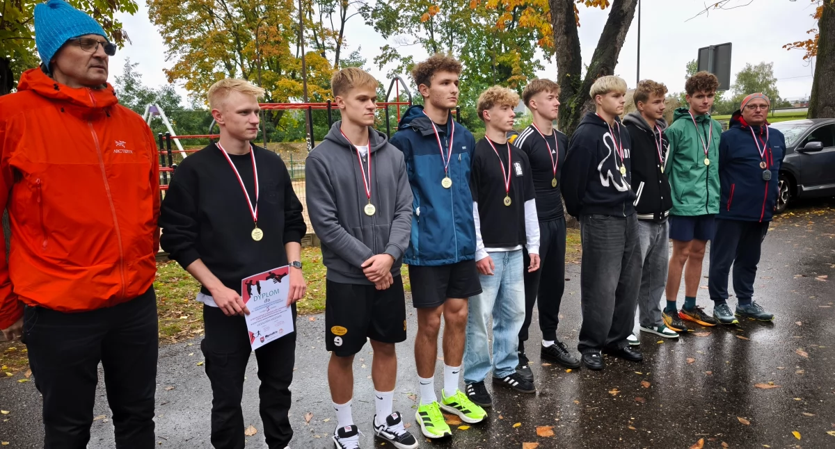 ZS nr 1 i I LO najlepsi w sztafetach! Mistrzostwa Powiatu Wieluńskiego w biegach przełajowych wyłoniły reprezentantów na półfinał wojewódzki