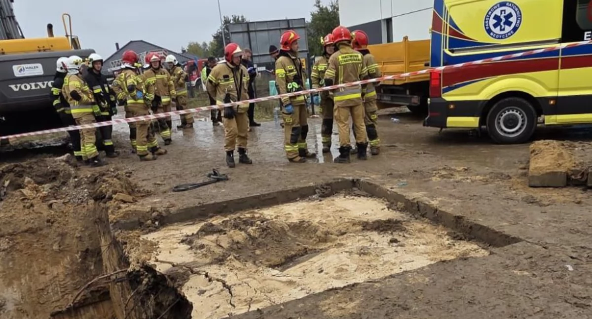 Tragiczny wypadek i śmierć w pracy. Człowiek przysypany ziemią