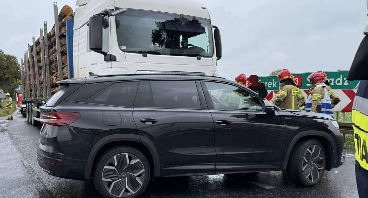 Osobowa skoda wjechała pod ciężarowego mana - niebezpieczne zdarzenie na drodze we wtorkowe popołudnie!