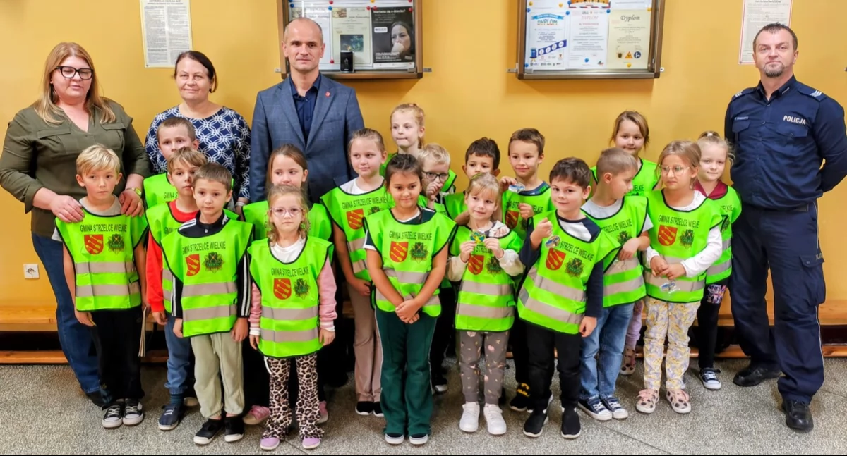 Wyjątkowa akcja w gminie Strzelce Wielkie - pierwszoklasiści otrzymali elementy odblaskowe