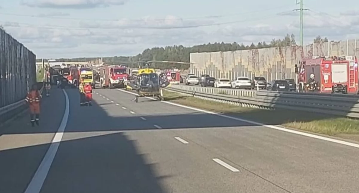 Wypadek na S8 - trzy osoby trafiły do szpitala