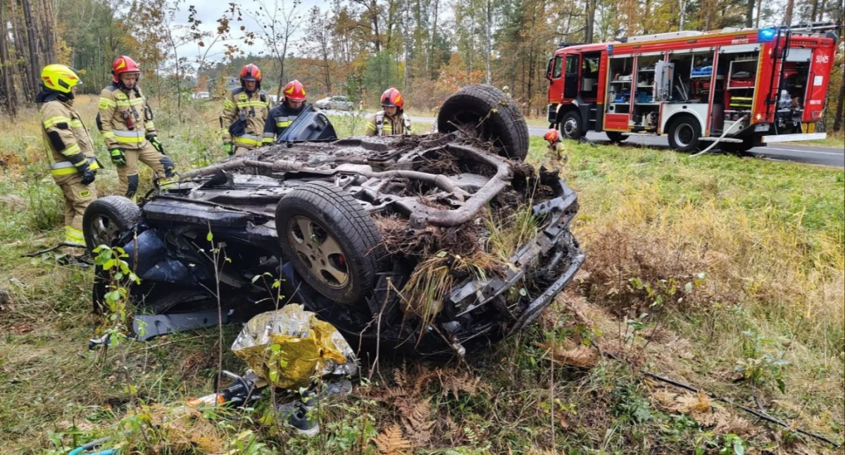Kierowca opla zjechał z drogi i dachował - zarówno on, jak i pasażer auta byli pijani