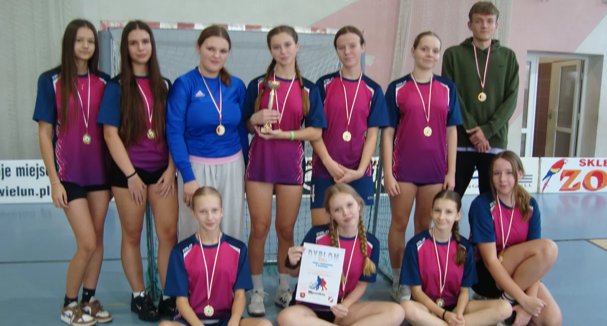 SP Osjaków ponownie najlepsza w powiecie! Triumf w Mistrzostwach Powiatu Wieluńskiego w unihokeju
