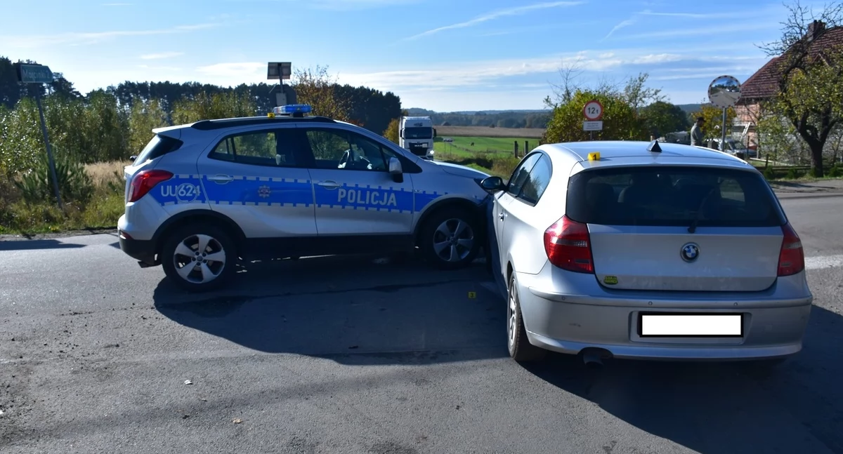 Obcokrajowiec w BMW wjechał w radiowóz. Dwaj policjanci trafili do szpitala!