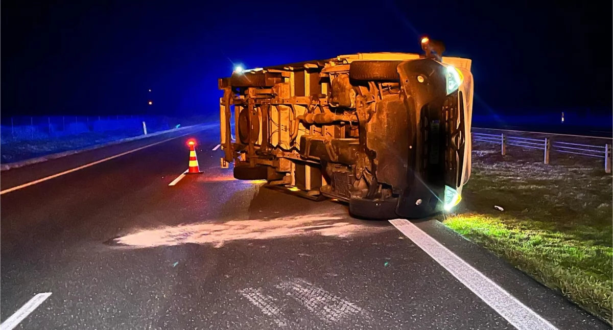 Niebezpieczne zdarzenie na S8! Bus przewrócił się na bok