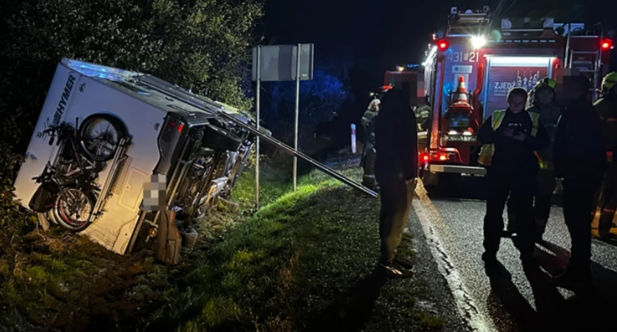 Kamper wpadł do rowu i przewrócił się na bok. Kolizja pod Byczyną
