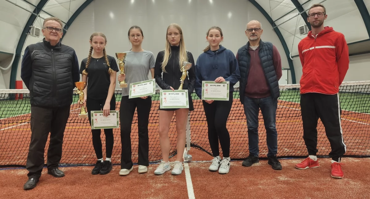 Tenis rośnie w siłę. Mistrzostwa Powiatu Wieluńskiego Szkół Średnich z rekordową frekwencją i sukcesem programu „Aktywna Szkoła”