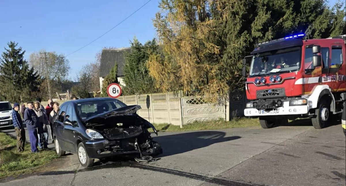 Zderzenie auta osobowego z busem w Rudlicach: Jedna osoba trafiła do szpitala