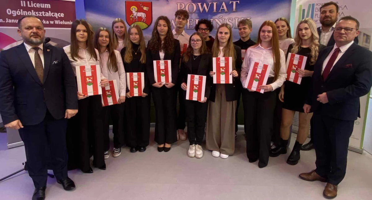 Młodzi i zdolni nagrodzeni: Wręczono Stypendia Powiatu Wieluńskiego