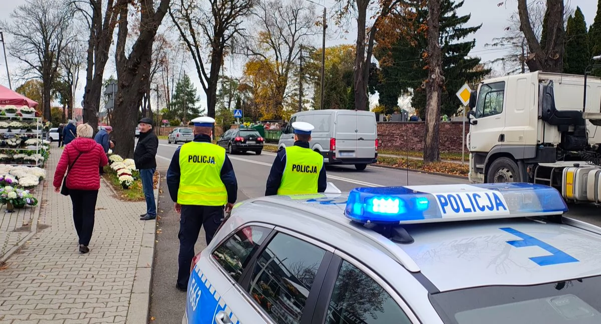 Policyjne kontrole przy cmentarzach - wieluńscy policjanci dbają o bezpieczeństwo mieszkańców 