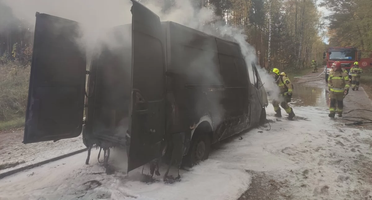 Niebezpieczne zdarzenie pod wiaduktem trasy S8 - spłonął bus kurierski