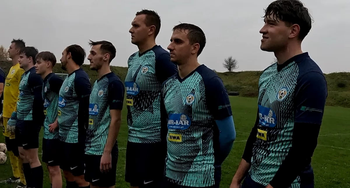 Derby gminy Pajęczno z iskrą! Zawisza lepsza w Makowiskach po emocjonującym meczu pełnym napięcia, walki i szarpaniny...