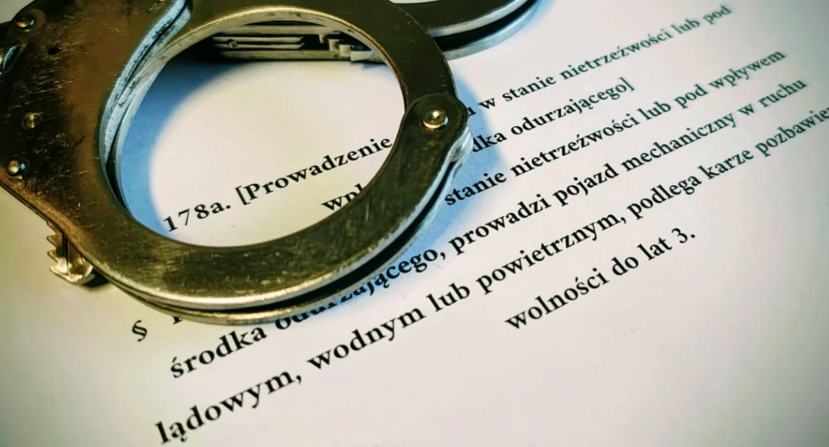 Rozbił auto i zostawił je na skrzyżowaniu - pijany 32-latek do domu wrócił... piechotą