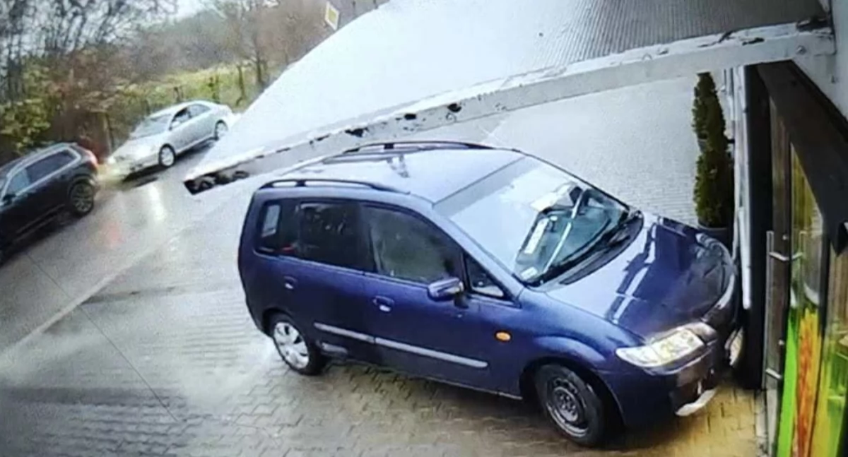 Pomylił biegi i uderzył w elewację sklepu - 26-latek miał cztery promile alkoholu w organizmie!