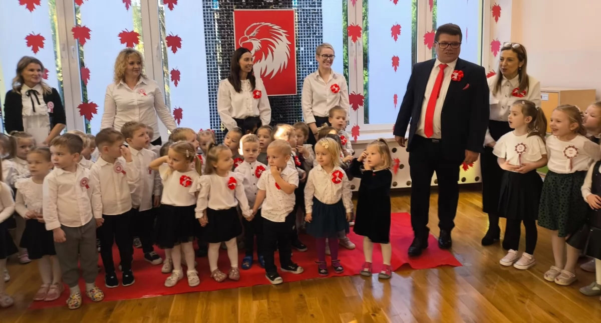 Mali patrioci w akcji: Przedszkolaki z Wielunia świętowały Narodowe Święto Niepodległości