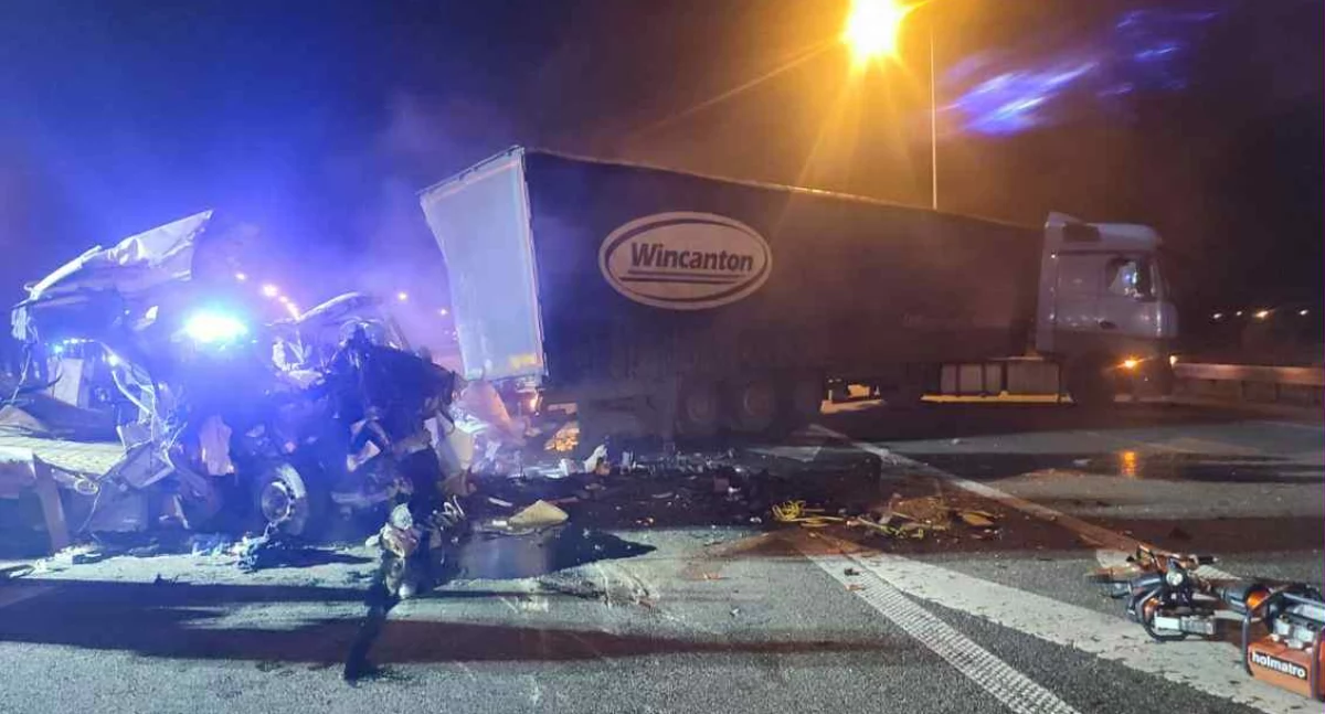 Śmiertelny wypadek na A1 w powiecie zgierskim: Nie żyje pasażer samochodu dostawczego
