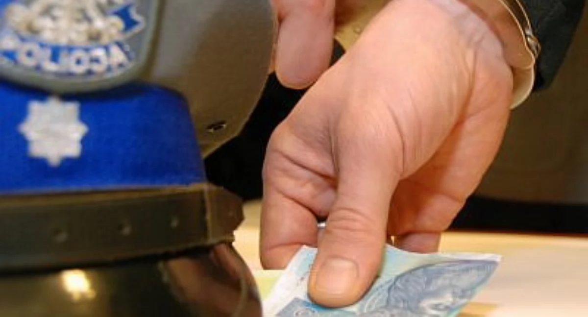 Pijany 24-latek jechał chodnikiem. Policjantom chciał wręczyć łapówkę! 