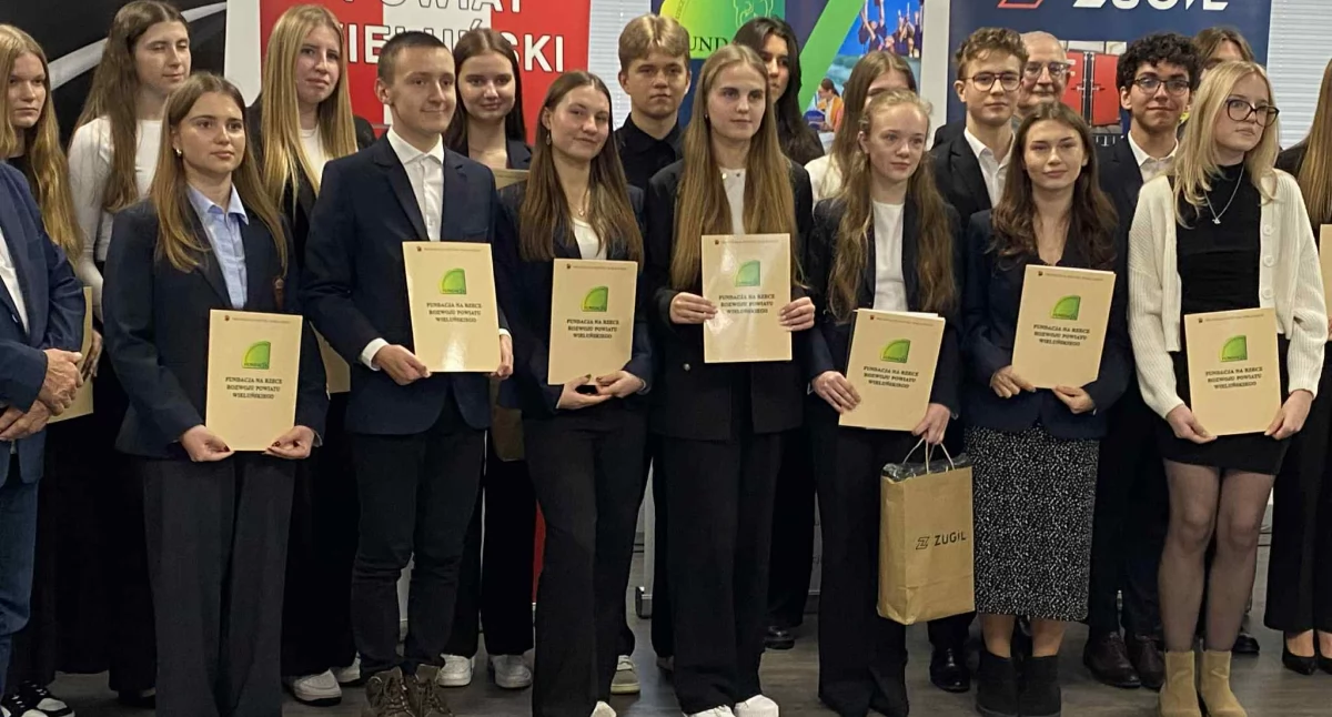 Stypendia w ramach programu Fundacji na Rzecz Rozwoju Powiatu Wieluńskiego „Równe Szanse” zostały rozdane!