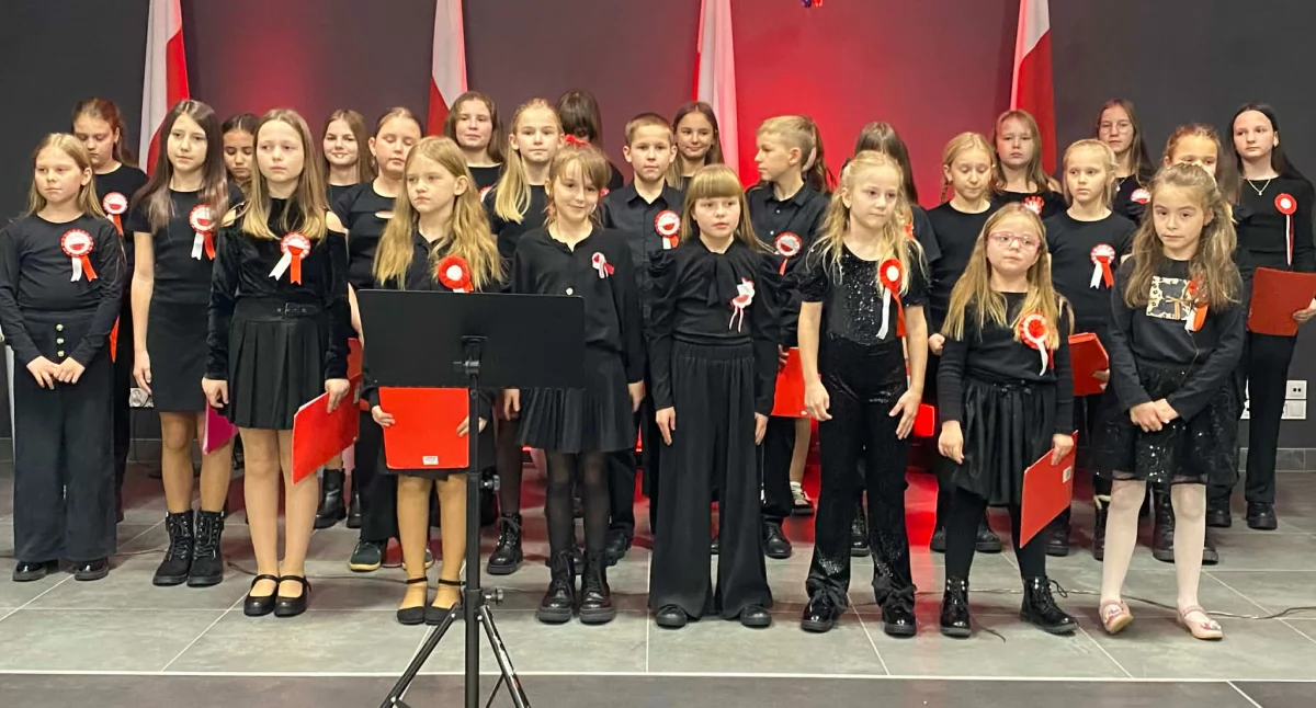 Koncert patriotyczny „Ojczyźnie Śpiewajmy” w Wierzchlesie: Młodzi artyści uczcili Narodowe Święto Niepodległości