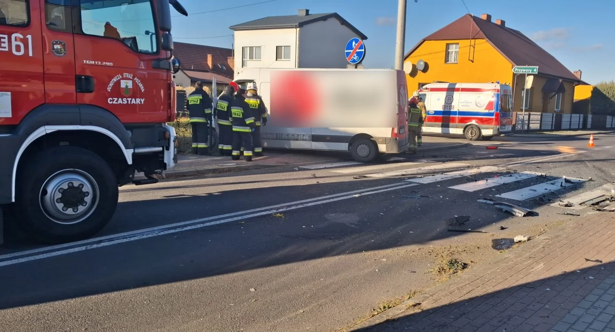 Zderzenie dwóch busów na skrzyżowaniu - 23-latek został przewieziony do szpitala