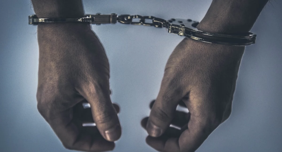 Jeden agresor z nożem, drugi z pałką teleskopową - policjanci zapobiegli rodzinnym tragediom