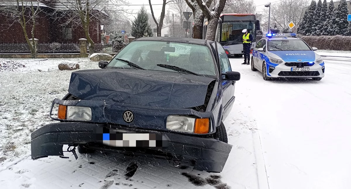 Volkswagen uderzył w autobus - wszystko przez śliską nawierzchnię na drodze 
