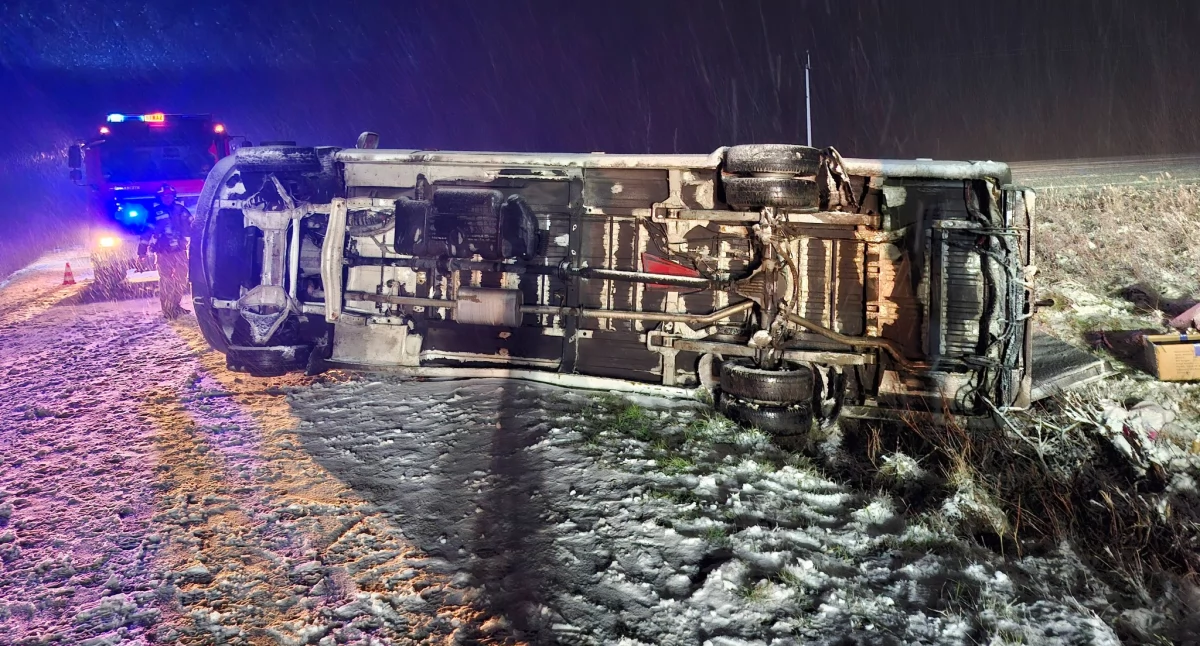 Wypadek busa wiozącego ludzi do pracy