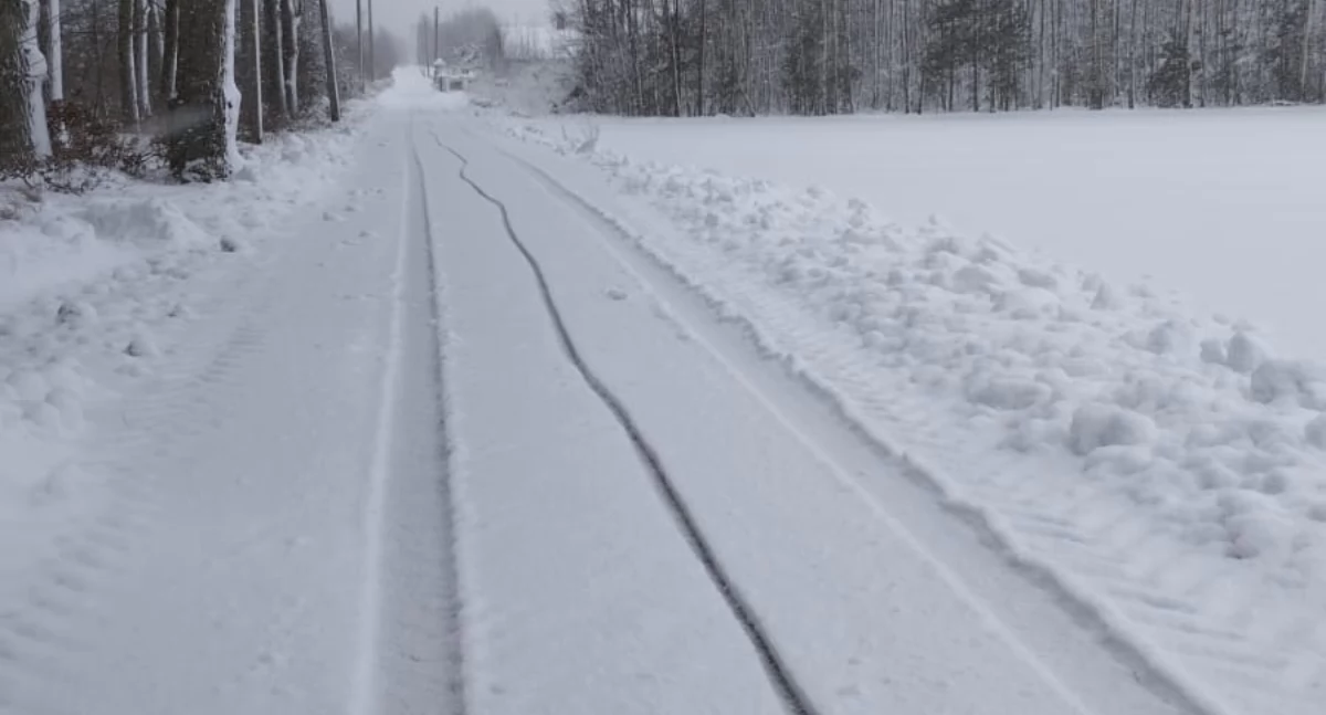 Kolejny wypadek. Na drogach ślisko i niebezpiecznie 