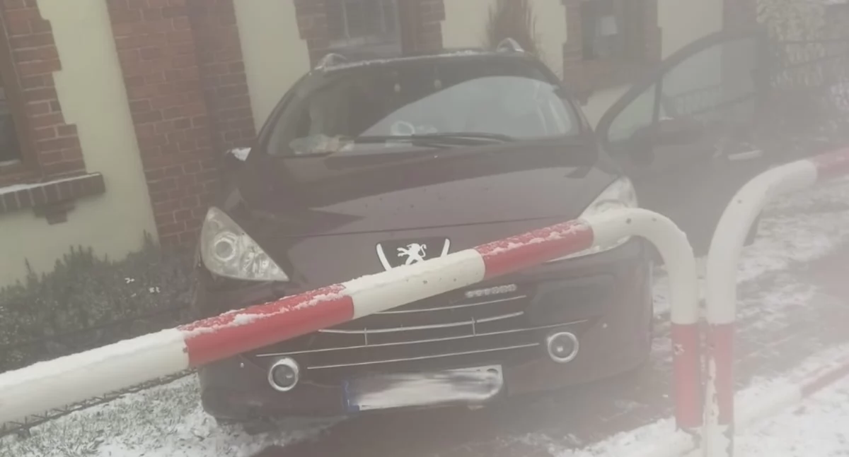 Z impetem wjechał w barierki i płot. Młody Ukrainiec był pijany!