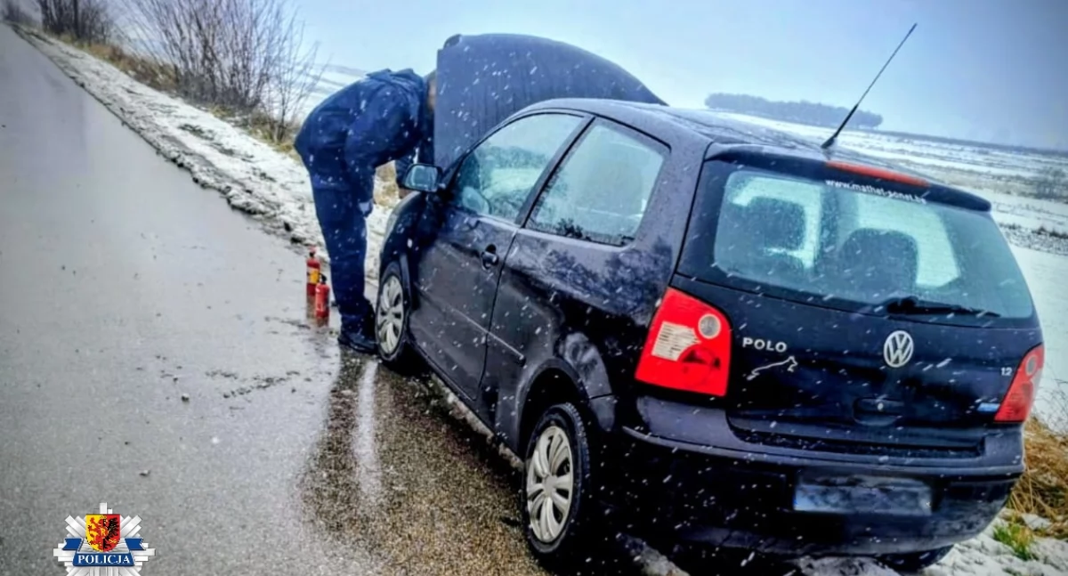 Podczas jazdy auto zaczęło się palić - 78-latkowi pomogli dzielnicowi