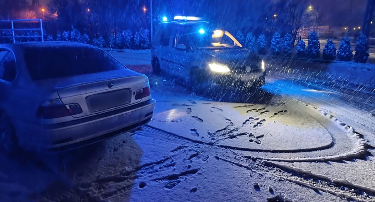 Driftowali na śniegu - policja ukarała ich mandatami oraz punktami karnymi 
