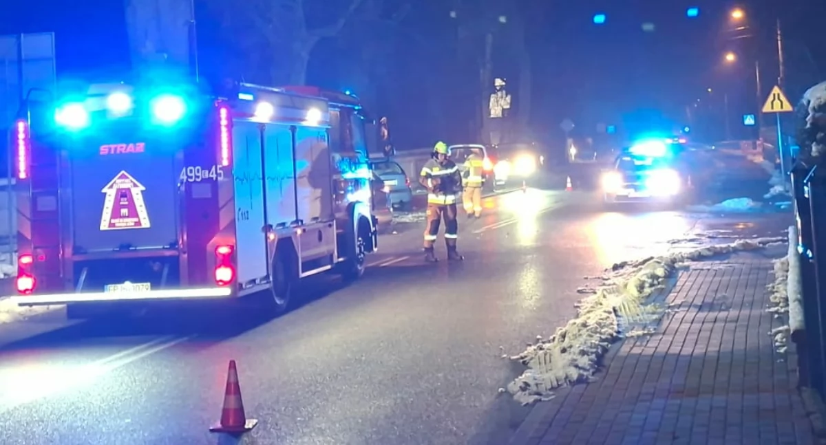 Wypadek w Rząśni. Kierowca doznał obrażeń, odwieziono go do szpitala