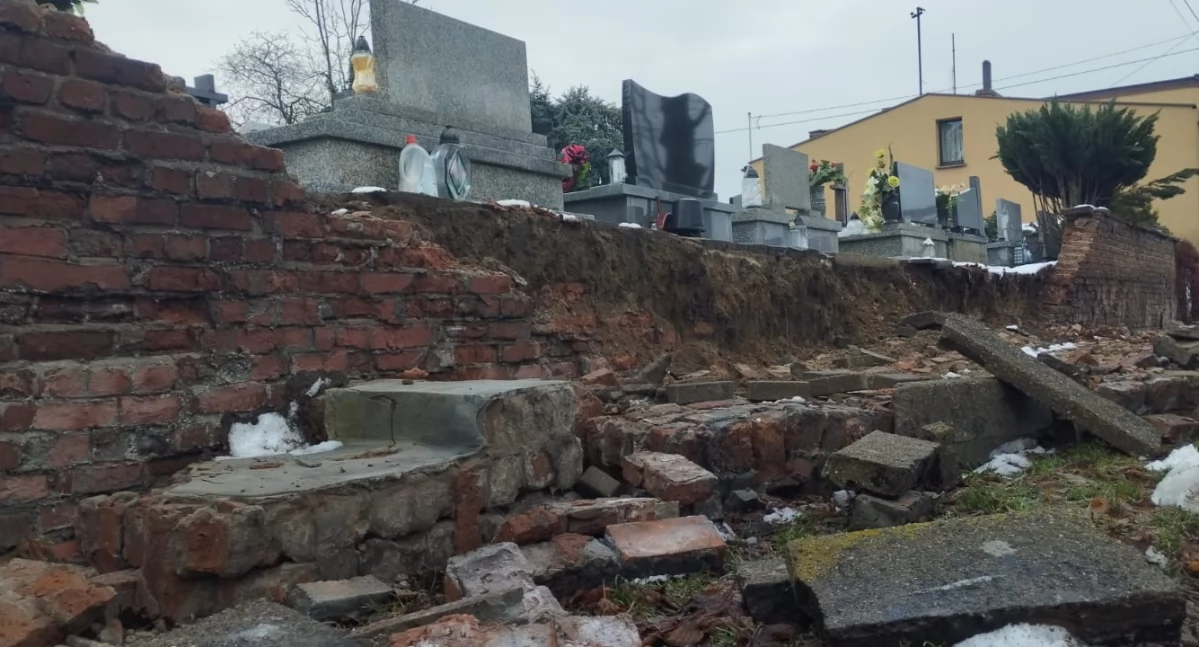 Murek przy wieluńskim cmentarzu zaczął się sypać